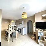 2 Apts, Fast Wi-fi, 5 Min Walk To Apartament Larnaca