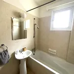 2 Apts, Fast Wi-fi, 5 Min Walk To