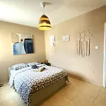 2 Apts, Fast Wi-fi, 5 Min Walk To Larnaca