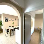2 Apts, Fast Wi-fi, 5 Min Walk To