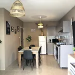 Apartament 2 Apts, Fast Wi-fi, 5 Min Walk To *