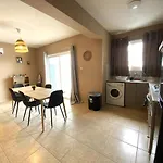 2 Apts, Fast Wi-fi, 5 Min Walk To Apartmán