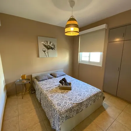 2 Combined Apts, Fast Wi-fi, 5 Min Walk To Апартаменти Ларнака