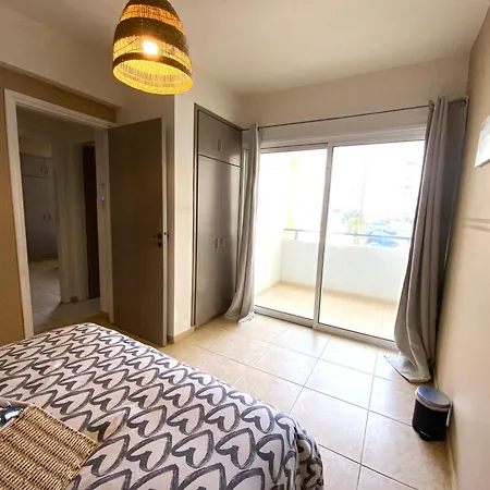 2 Apts, Fast Wi-fi, 5 Min Walk To * Larnaca