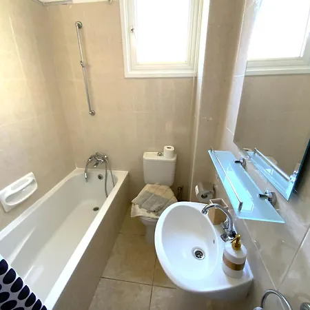 2 Combined Apts, Fast Wi-fi, 5 Min Walk To Апартаменти *