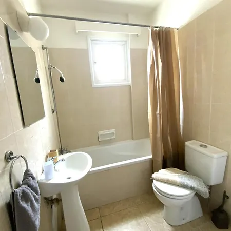 2 Combined Apts, Fast Wi-fi, 5 Min Walk To *