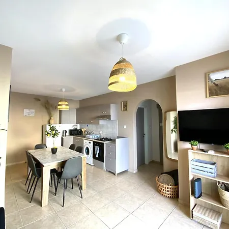 2 Combined Apts, Fast Wi-fi, 5 Min Walk To Апартаменти Ларнака