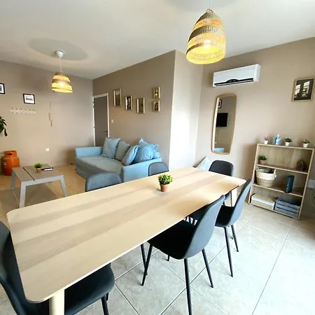 Апартаменти 2 Combined Apts, Fast Wi-fi, 5 Min Walk To Ларнака