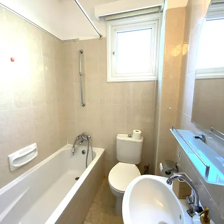 Апартаменти 2 Combined Apts, Fast Wi-fi, 5 Min Walk To *