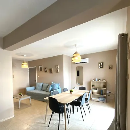 2 Apts, Fast Wi-fi, 5 Min Walk To