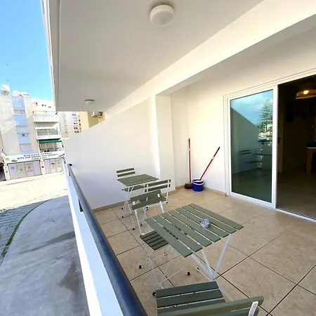 2 Combined Apts, Fast Wi-fi, 5 Min Walk To Апартаменти