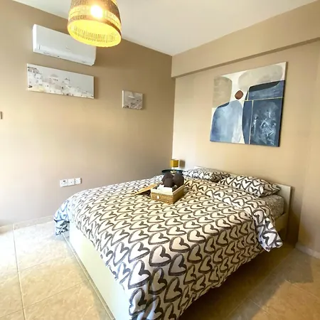 Апартаменти 2 Combined Apts, Fast Wi-fi, 5 Min Walk To