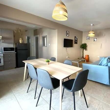 Апартаменти 2 Combined Apts, Fast Wi-fi, 5 Min Walk To Ларнака