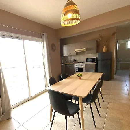 2 Combined Apts, Fast Wi-fi, 5 Min Walk To Апартаменти