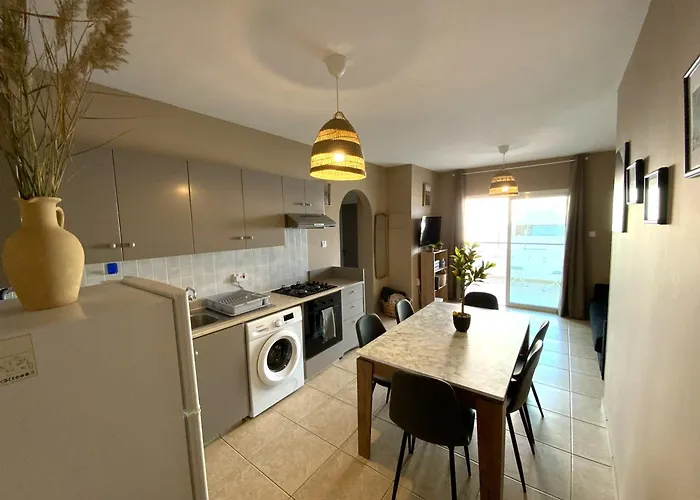 2 Apts, Fast Wi-fi, 5 Min Walk To