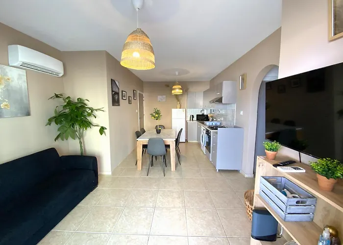2 Apts, Fast Wi-fi, 5 Min Walk To * Larnaca