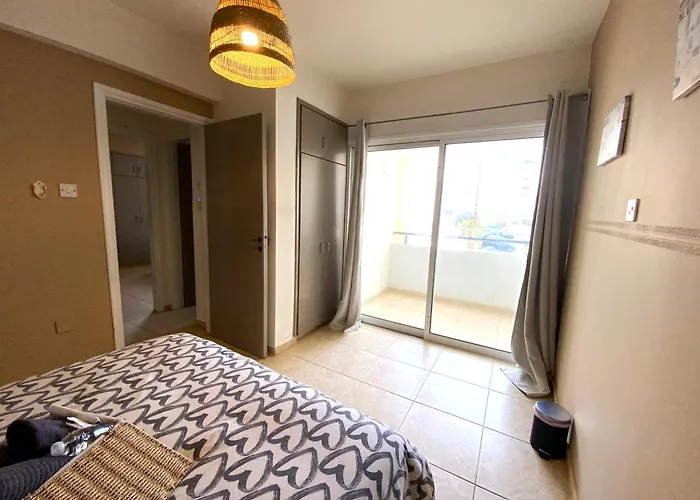 2 Apts, Fast Wi-fi, 5 Min Walk To * Larnaca