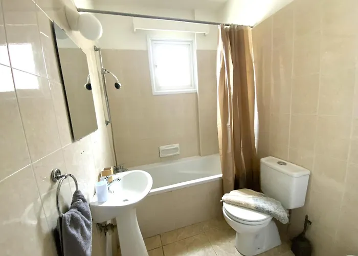 2 Apts, Fast Wi-fi, 5 Min Walk To *