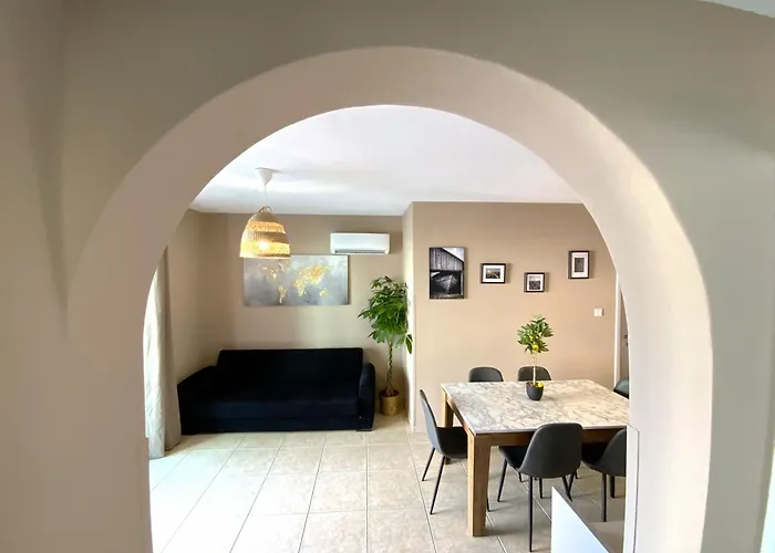 2 Apts, Fast Wi-fi, 5 Min Walk To * Larnaca