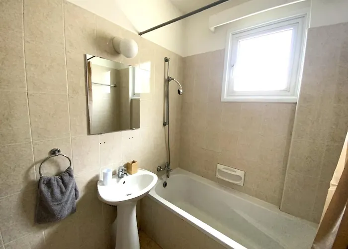 2 Apts, Fast Wi-fi, 5 Min Walk To