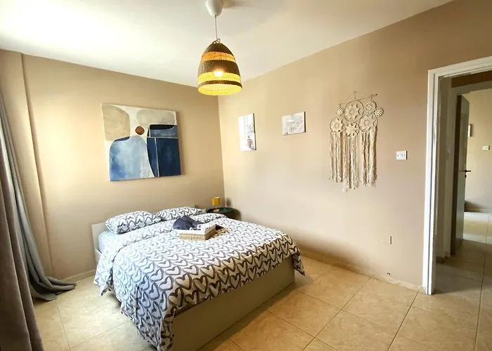 2 Apts, Fast Wi-fi, 5 Min Walk To Larnaca