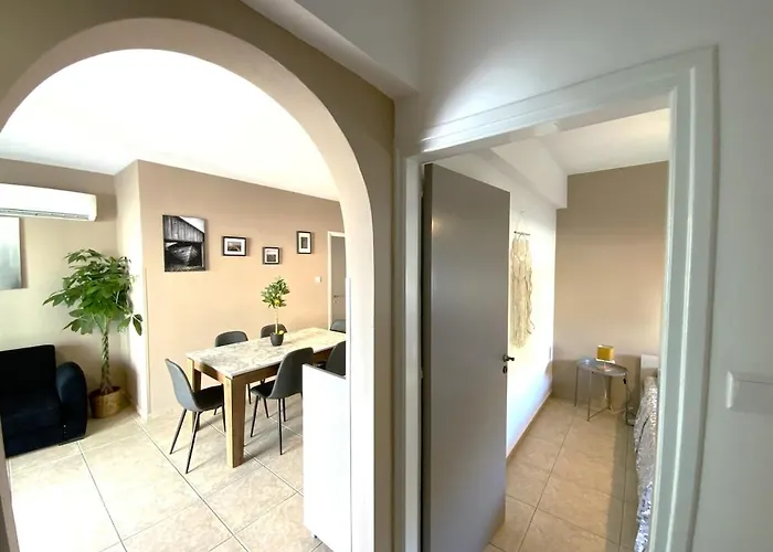 2 Apts, Fast Wi-fi, 5 Min Walk To