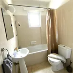 2 Apts, Fast Wi-fi, 5 Min Walk To *