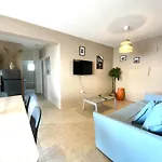 Lejlighed 2 Apts, Fast Wi-fi, 5 Min Walk To