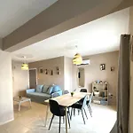 2 Apts, Fast Wi-fi, 5 Min Walk To