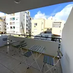 2 Apts, Fast Wi-fi, 5 Min Walk To *