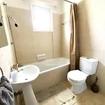 2 Apts, Fast Wi-fi, 5 Min Walk To Larnaca