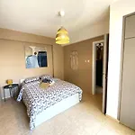 2 Apts, Fast Wi-fi, 5 Min Walk To *
