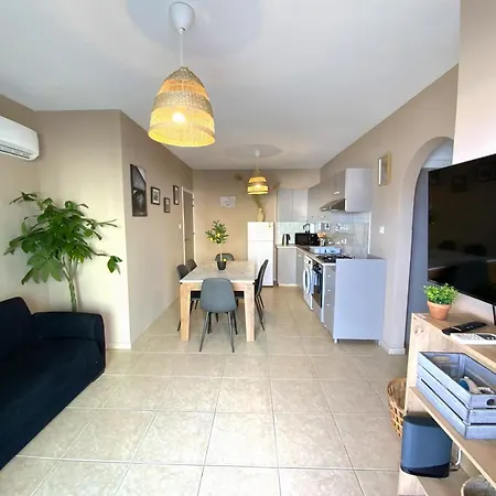2 Combined Apts, Fast Wi-fi, 5 Min Walk To * לרנקה