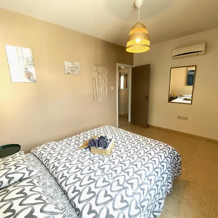 2 Combined Apts, Fast Wi-fi, 5 Min Walk To Διαμέρισμα Λάρνακα