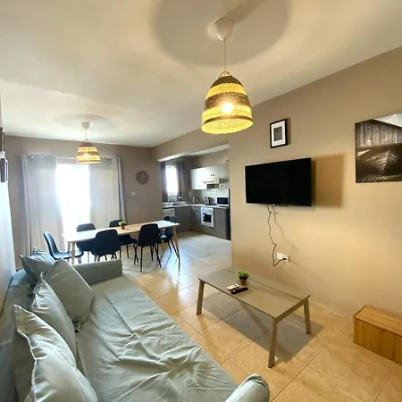 2 Apts, Fast Wi-fi, 5 Min Walk To