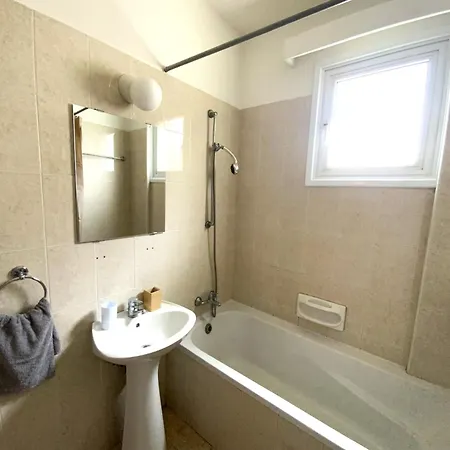 2 Combined Apts, Fast Wi-fi, 5 Min Walk To