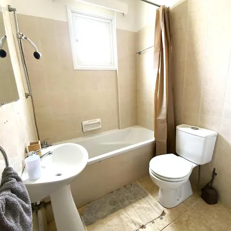 2 Combined Apts, Fast Wi-fi, 5 Min Walk To לרנקה