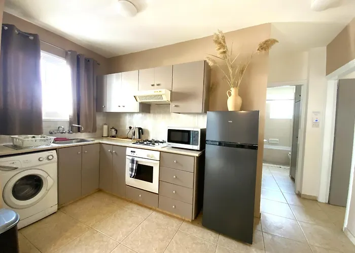 2 Apts, Fast Wi-fi, 5 Min Walk To Apartment