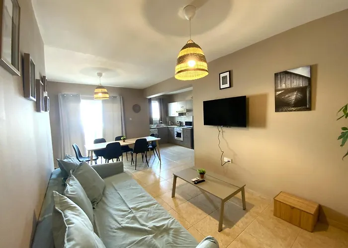 2 Apts, Fast Wi-fi, 5 Min Walk To