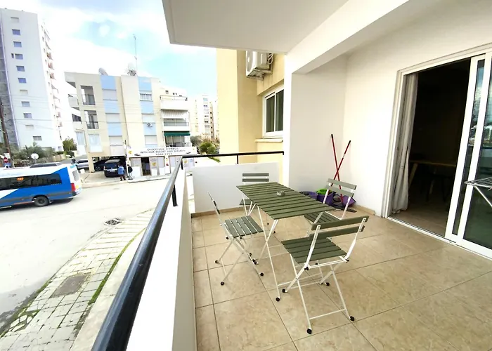 2 Apts, Fast Wi-fi, 5 Min Walk To * Λάρνακα
