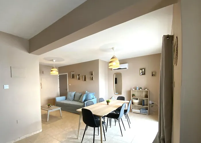 2 Apts, Fast Wi-fi, 5 Min Walk To