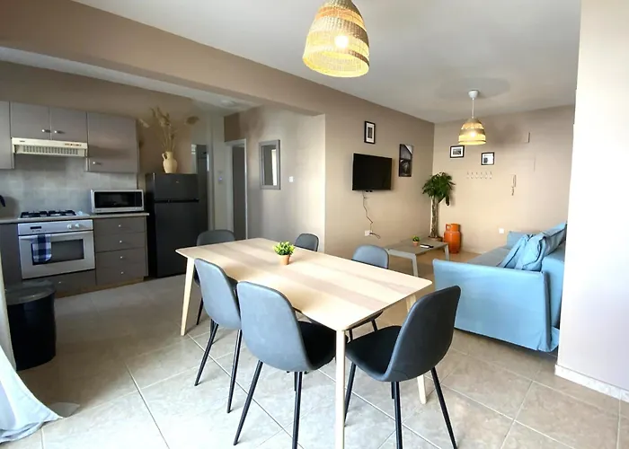 Apartment 2 Apts, Fast Wi-fi, 5 Min Walk To Larnaka
