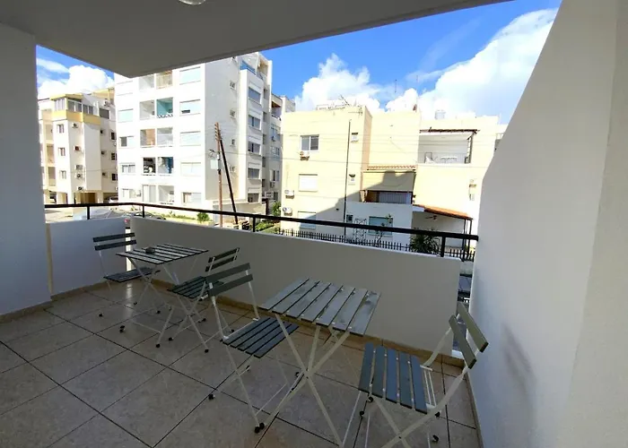 2 Apts, Fast Wi-fi, 5 Min Walk To *