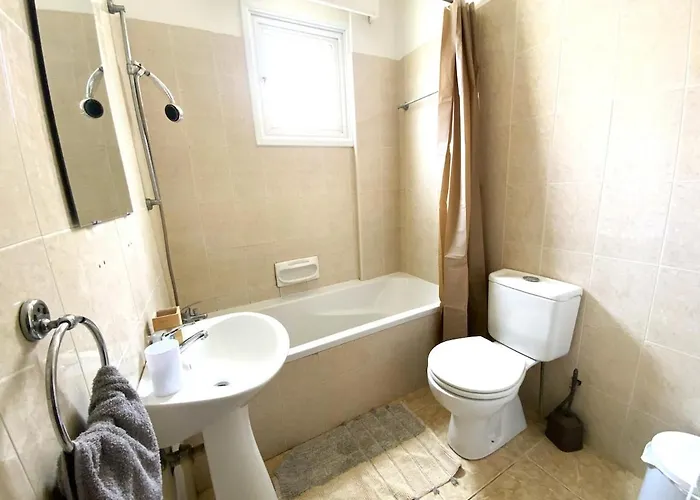 2 Apts, Fast Wi-fi, 5 Min Walk To Larnaka