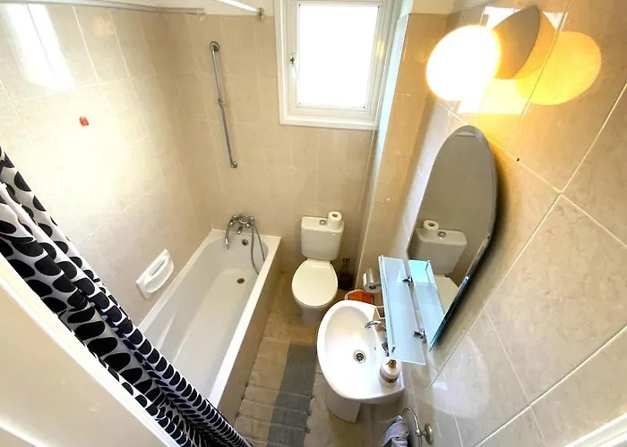 Apartment 2 Apts, Fast Wi-fi, 5 Min Walk To Larnaka