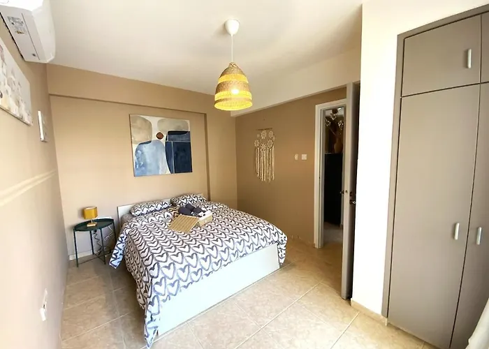 2 Apts, Fast Wi-fi, 5 Min Walk To *