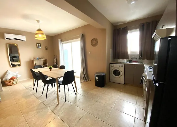 2 Apts, Fast Wi-fi, 5 Min Walk To Apartment