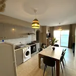 2 Apts, Fast Wi-fi, 5 Min Walk To