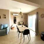 2 Apts, Fast Wi-fi, 5 Min Walk To شقة