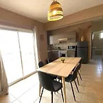 2 Apts, Fast Wi-fi, 5 Min Walk To شقة